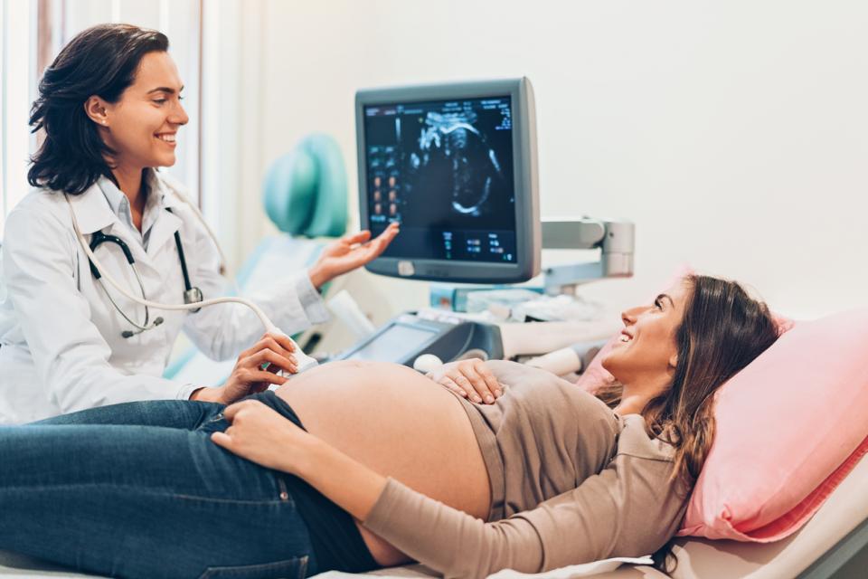 бременна жена бременност преглед лекар
