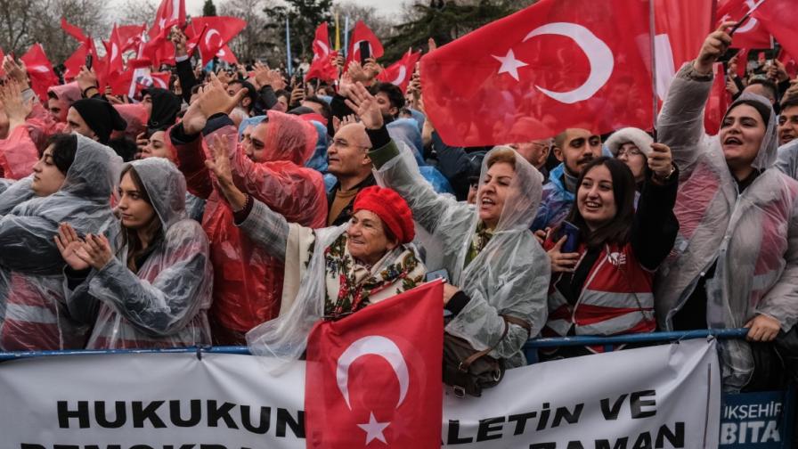 Огромен протест в подкрепа на кмета на Истанбул