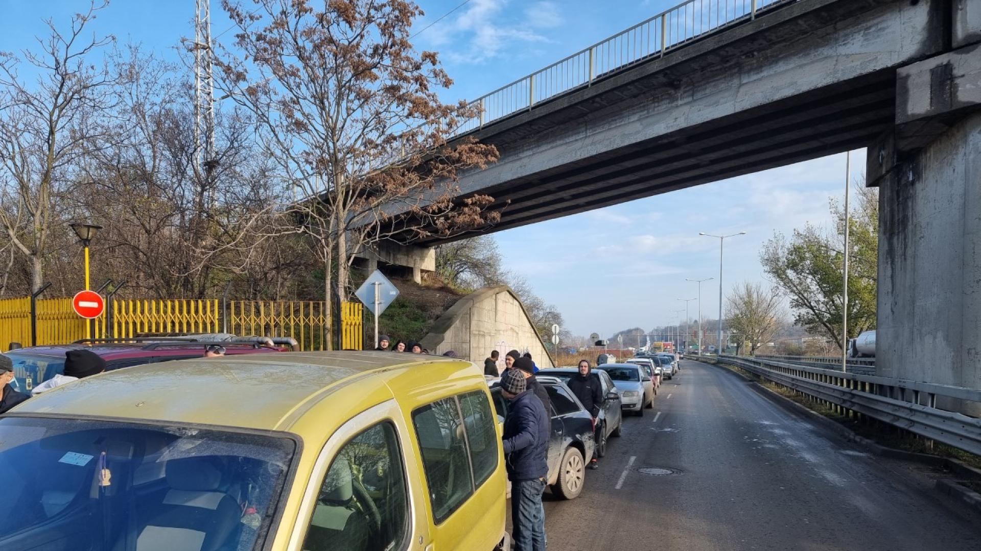 Движението на тежкотоварни автомобили над 3 5 тона през Дунав мост