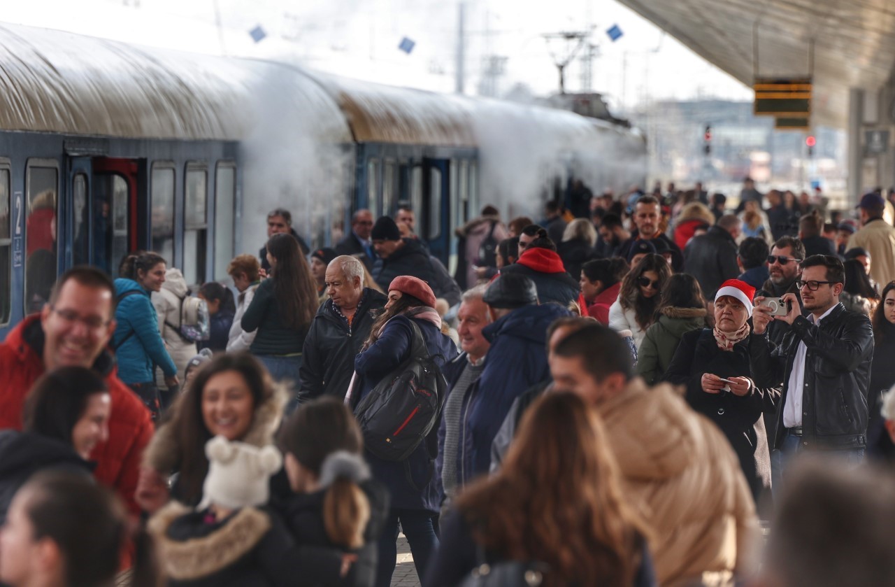 Всички любители на ретро влаковете видяха уникалната парна машина на Централна гара София и в гара Банкя, а желаещите да пътуват с нея се потопиха в истински приказна Коледна атмосфера