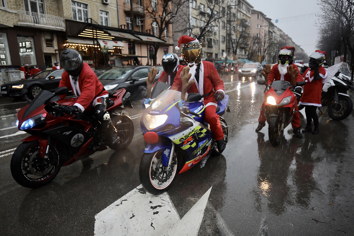 <p>За осма поредна година продължава мисията на хората от Sofia Riders, а именно - да зареждат с усмивки, празничен дух и добро настроение всички, от най-малките до най-възрастните в столицата.</p>