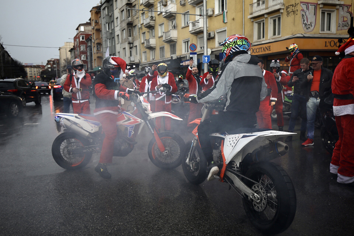 <p>За осма поредна година продължава мисията на хората от Sofia Riders, а именно - да зареждат с усмивки, празничен дух и добро настроение всички, от най-малките до най-възрастните в столицата.</p>