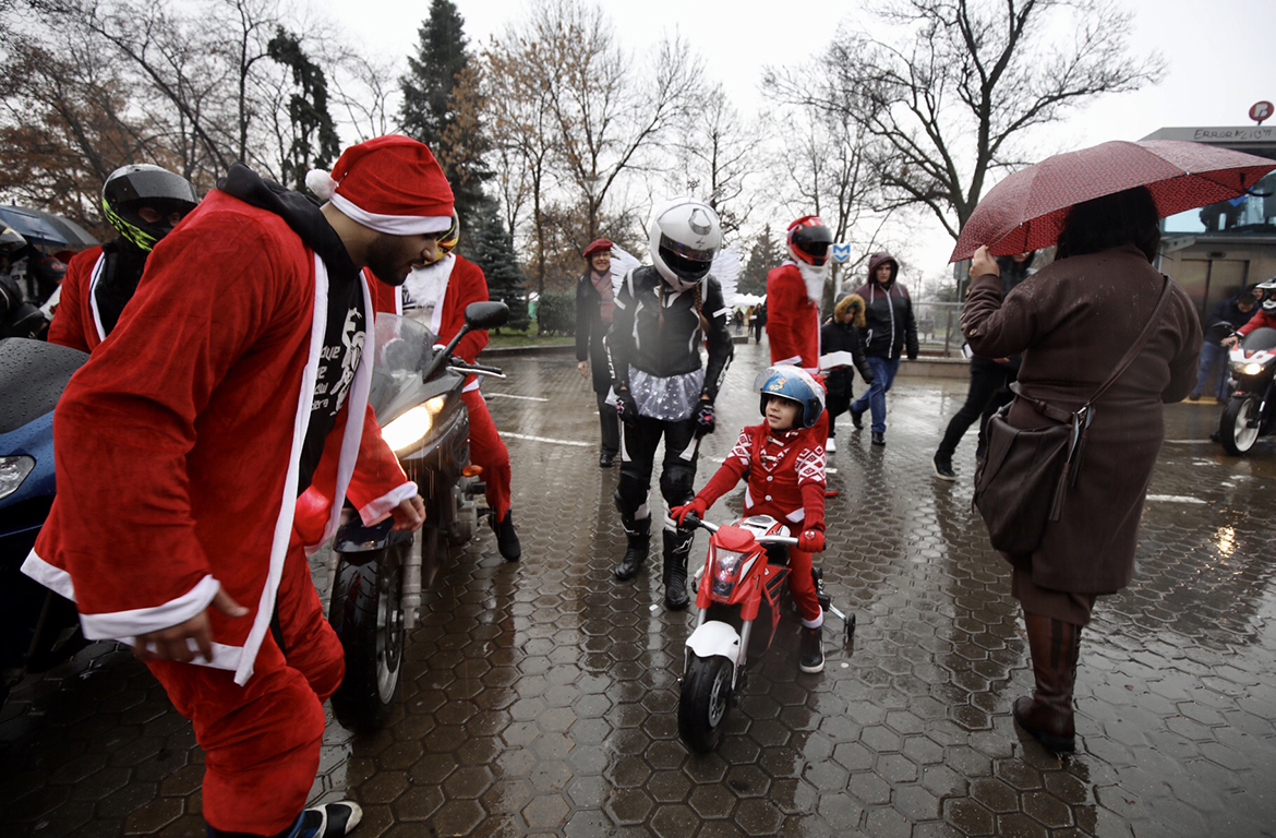 <p>За осма поредна година продължава мисията на хората от Sofia Riders, а именно - да зареждат с усмивки, празничен дух и добро настроение всички, от най-малките до най-възрастните в столицата.</p>