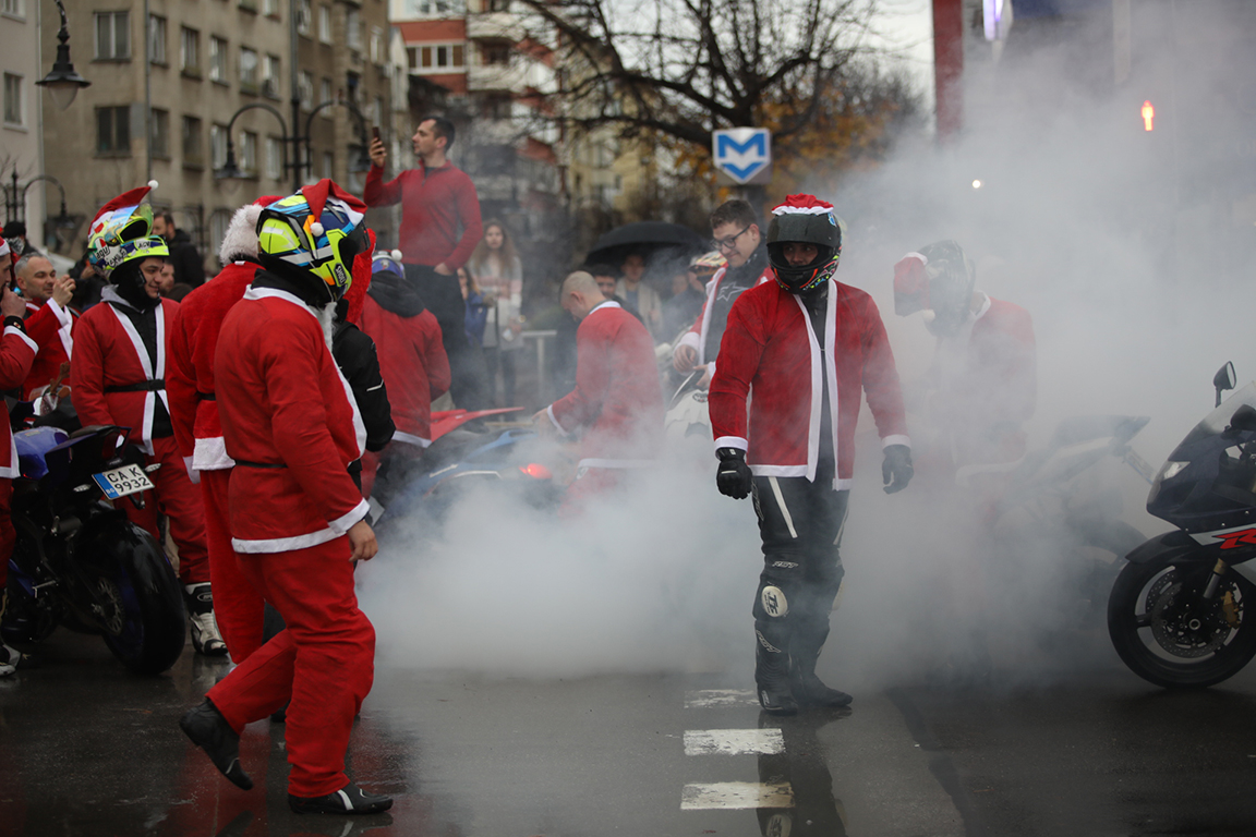 <p>За осма поредна година продължава мисията на хората от Sofia Riders, а именно - да зареждат с усмивки, празничен дух и добро настроение всички, от най-малките до най-възрастните в столицата.</p>