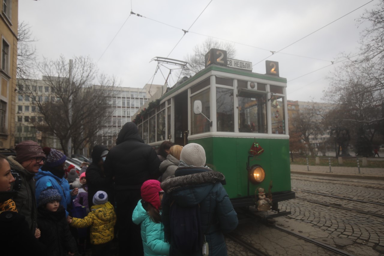 <p>Дядо Коледа и Снежанка зарадваха столичани в ретро трамвай. Те пожелаха на всички хора да бъдат живи и здрави, да бъдат щастливи, да имат късмет и каквото си пожелаят, да им се сбъдне.</p>