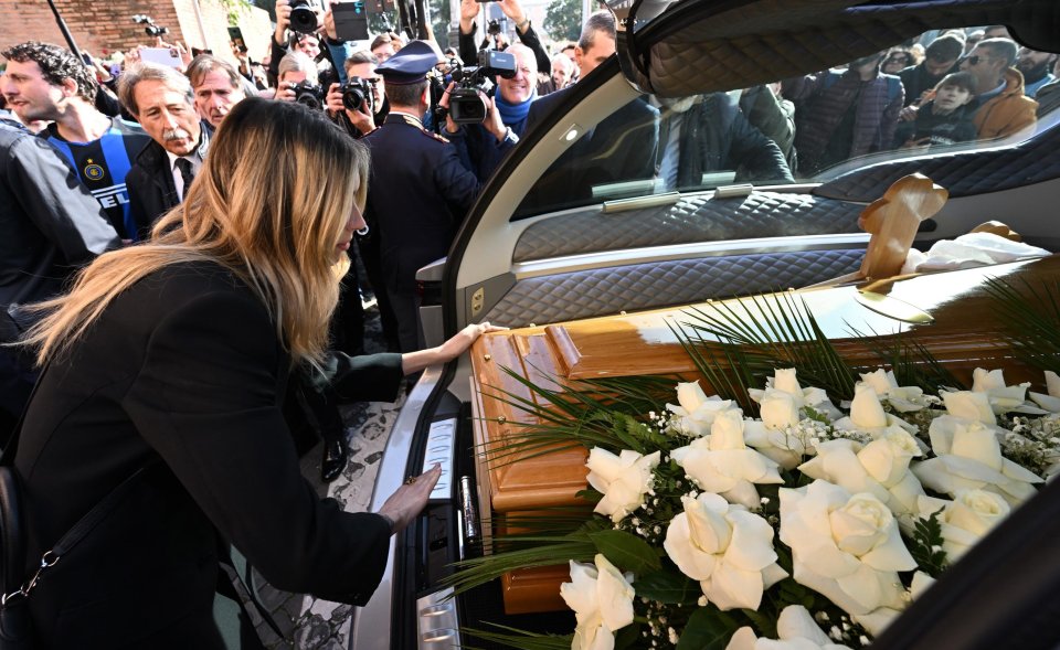 Десетки легенди се стекоха на погребението на Синиша Михайлович1