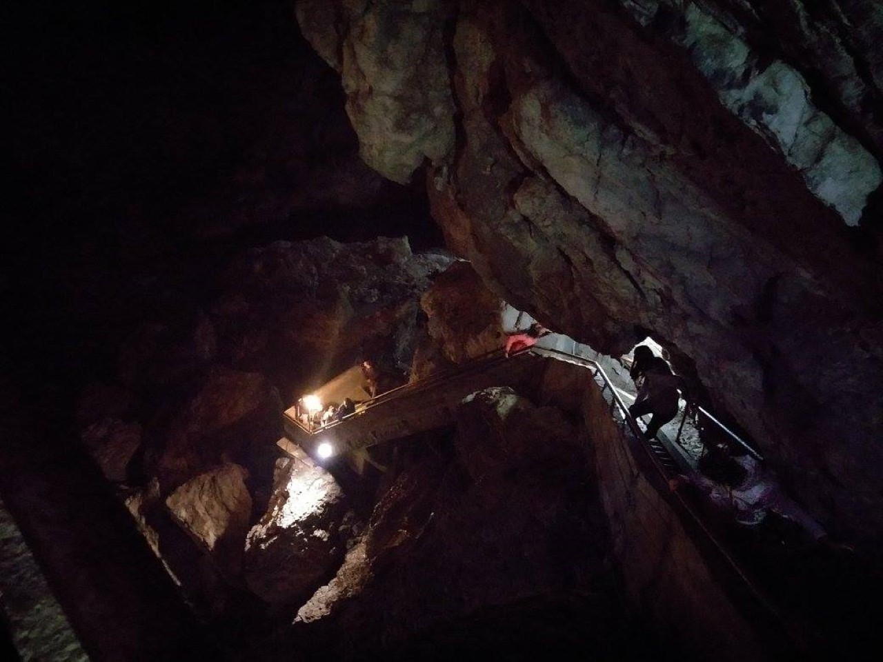 <p><strong>Дяволското гърло</strong></p>

<p>Пренасяме се в магичните Родопи и по точно в Триградското ждрело, където се намира една от най-красивите, но и най&ndash;опасните пещери в България &ndash; Дяволското гърло. В нея се намира най&ndash;високият подземен водопад в България &ndash; 42 метра над на водата.&nbsp;</p>