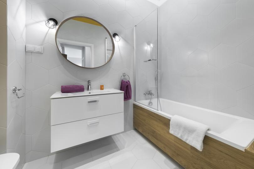 <p><b>Фън Шуй за банята</b></p>

<p>За банята експертите по Фън Шуй насърчават използването на изделия от ракита, както и използването на светли и топли нюанси като светлосиньо, тюркоазено синьо, зелено, прасковено, розово, бяло, кремаво бяло и жълто. Препоръчва се използването на овални огледала и меко осветление.</p>