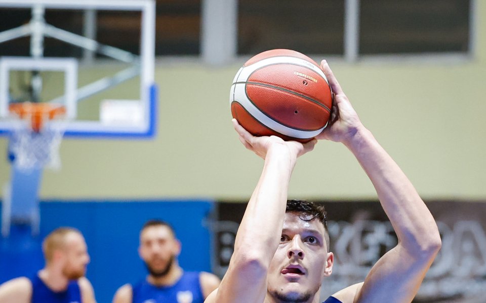 Баскетболистът на Спартак Плевен Николай Стоянов бе най-резултатен за отбора си при