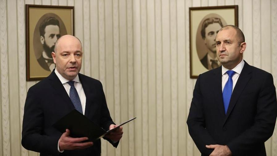 Президентът Румен Радев връчва мандат на кандидата за премиер на ГЕРБ-СДС проф. Николай Габровски