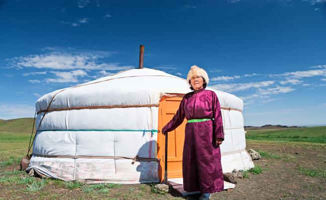 Жена пред традиционния за монголците дом