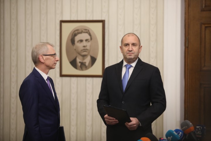 Радев връчи втория мандат за съставяне на правителство на "Продължаваме промяната"