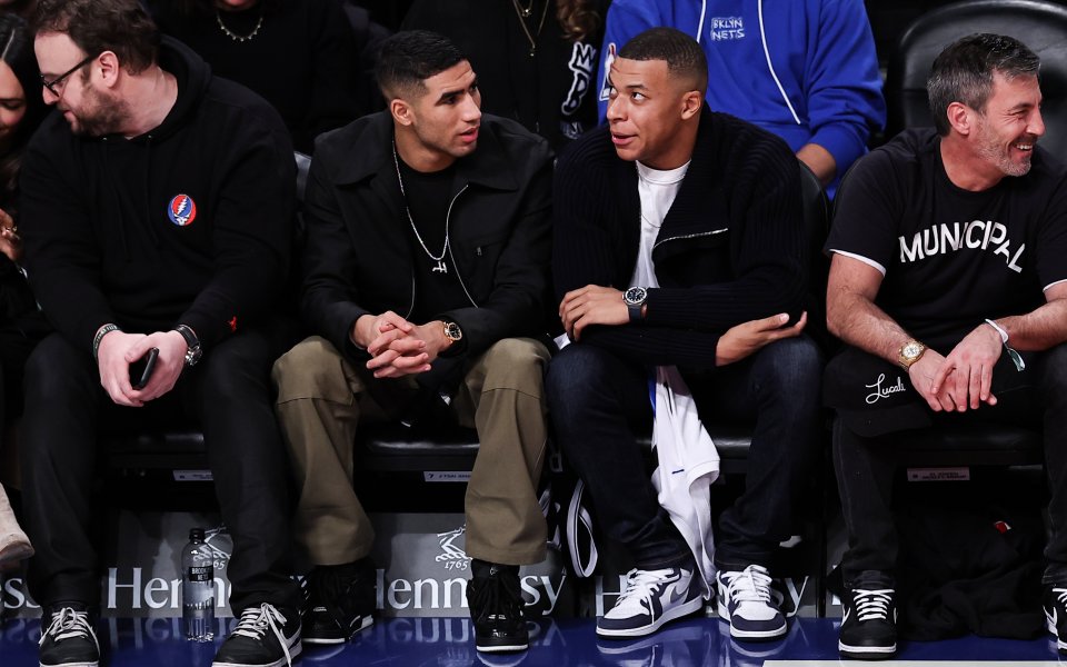 Звездата на Пари Сен Жермен Килиан Мбапе и съотборникът му