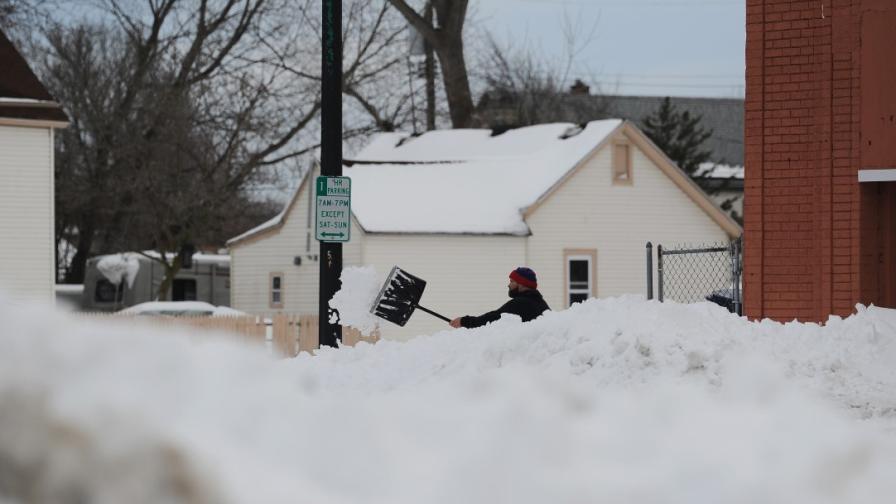 Зимна буря в САЩ: Сняг, дъжд и опасност от торнадо