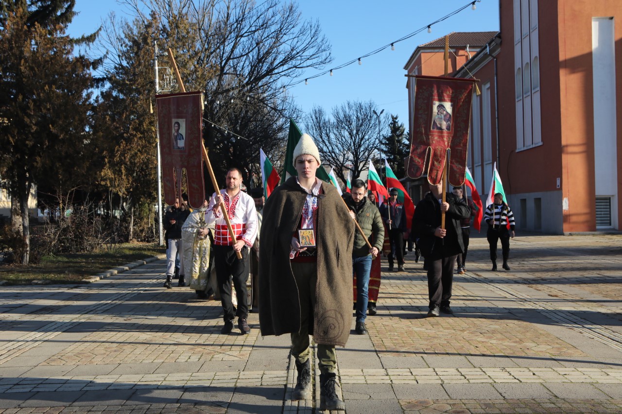 <p>В Елин Пелин Йордановден започна със Света Литургия и литийно шествие към река Лесновска, където се извърши ритуалното хвърляне на кръста и традиционното мъжко хоро.</p>