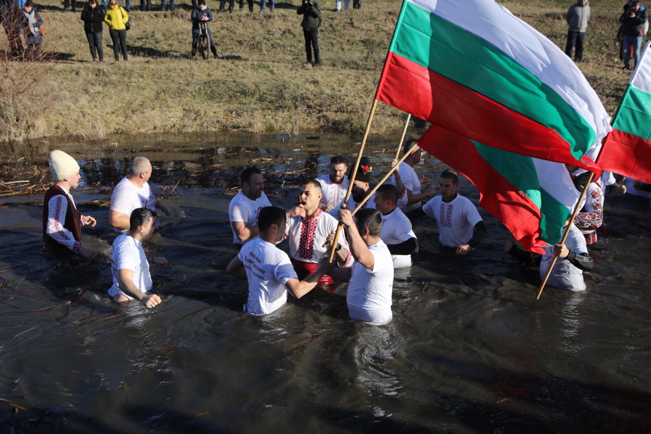 <p>В Елин Пелин Йордановден започна със Света Литургия и литийно шествие към река Лесновска, където се извърши ритуалното хвърляне на кръста и традиционното мъжко хоро.</p>