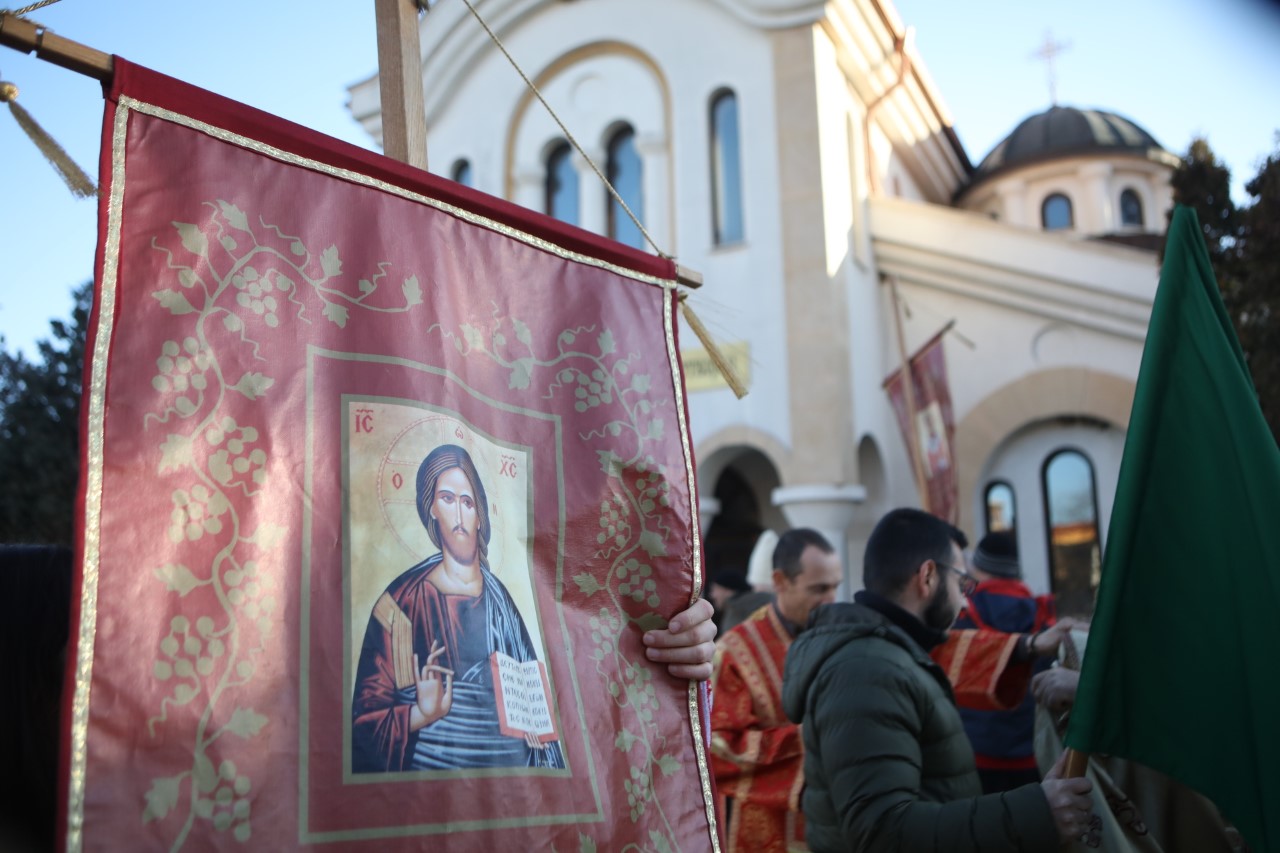 <p>В Елин Пелин Йордановден започна със Света Литургия и литийно шествие към река Лесновска, където се извърши ритуалното хвърляне на кръста и традиционното мъжко хоро.</p>