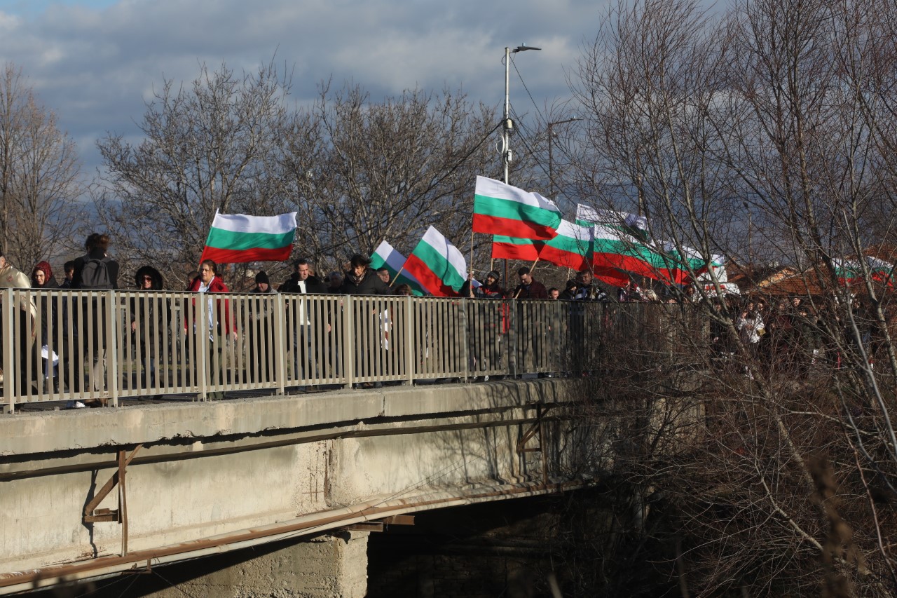 <p>В Елин Пелин Йордановден започна със Света Литургия и литийно шествие към река Лесновска, където се извърши ритуалното хвърляне на кръста и традиционното мъжко хоро.</p>