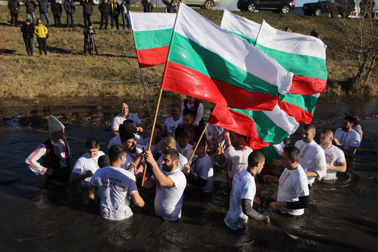 <p>В Елин Пелин Йордановден започна със Света Литургия и литийно шествие към река Лесновска, където се извърши ритуалното хвърляне на кръста и традиционното мъжко хоро.</p>