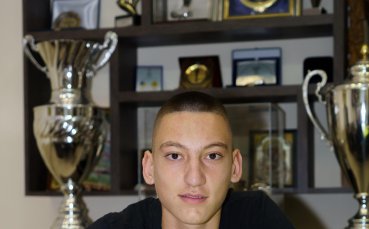 Юношата на Ботев Пловдив Стефан Смъркалев подписа първия си професионален договор
