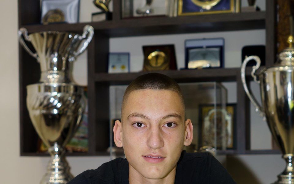 Юношата на Ботев Пловдив Стефан Смъркалев подписа първия си професионален договор