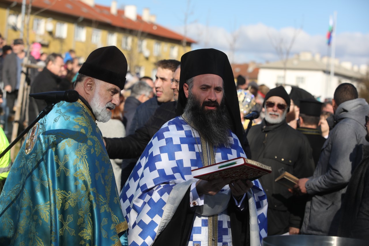 <p>За 25-а поредна година на езерото в столичния кв. &quot;Дружба&quot; се проведе традицията по спасяване на Светия кръст на Йордановден.</p>