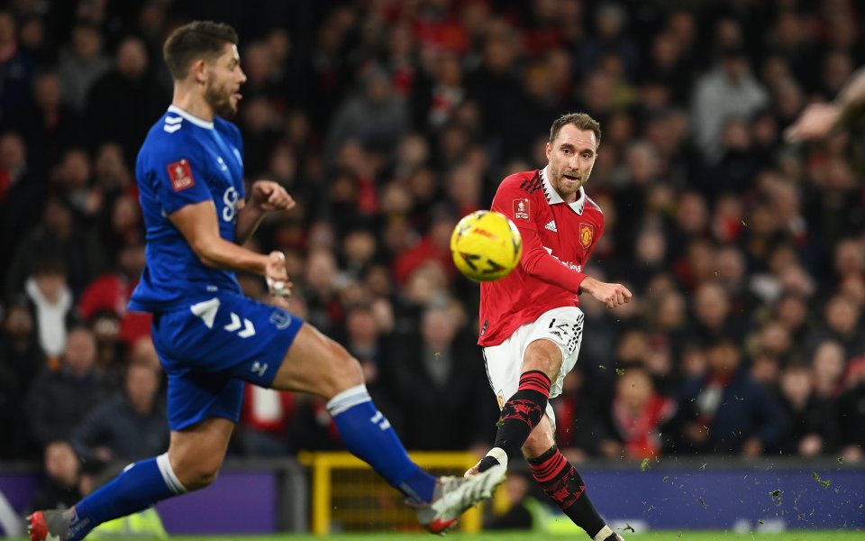 Отборите на  Манчестър Юнайтед и Евертън играят при резултат 2:1 в