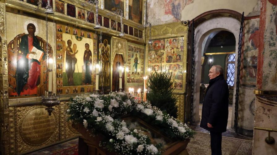 Путин беше сам на празнична служба в катедралата в Кремъл (СНИМКИ)