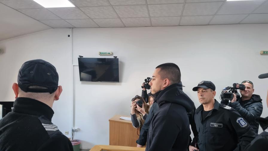 Съдът остави в ареста полицая, задържан за трафик на мигранти
