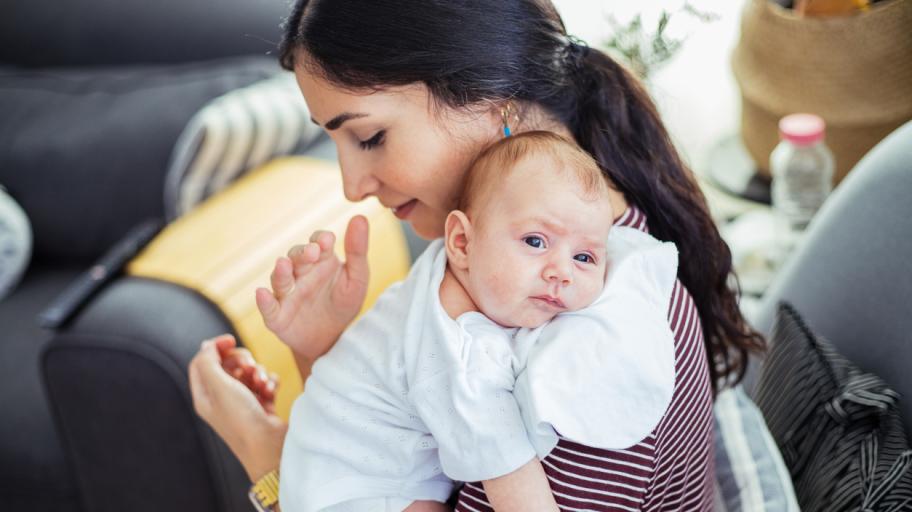 Как да спра хълцане при бебе? И защо хълца новороденото