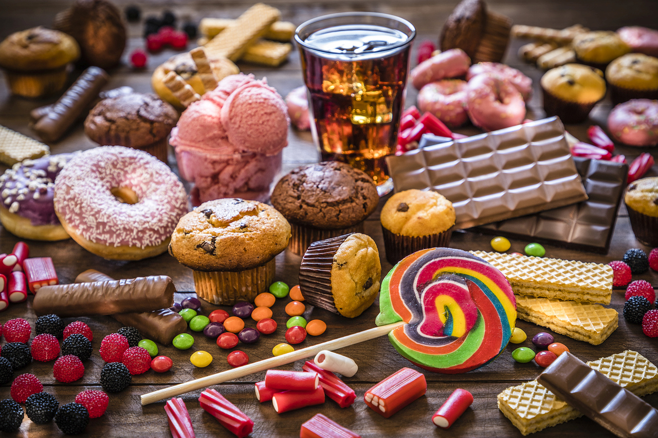 <p><strong>2. Сладката храна показва, че си сладур</strong></p>

<p>В пряк контраст с горчивите предпочитания, предпочитанията за сладко са свързани с по-голяма социалност. Както при горчивата храна и тук има двупосочна връзка между сладкото и личността. Храненето със сладка храна може да ни накара да бъдем по-приятни и мили. Изследователите посочват, че сладкото е универсално успокояващо и възнаграждаващо, и поради тази причина често наричаме любимите си хора със сладки прякори като &bdquo;мила&ldquo;, &bdquo;сладкишче&ldquo; и &bdquo;бонбонче&ldquo;.</p>