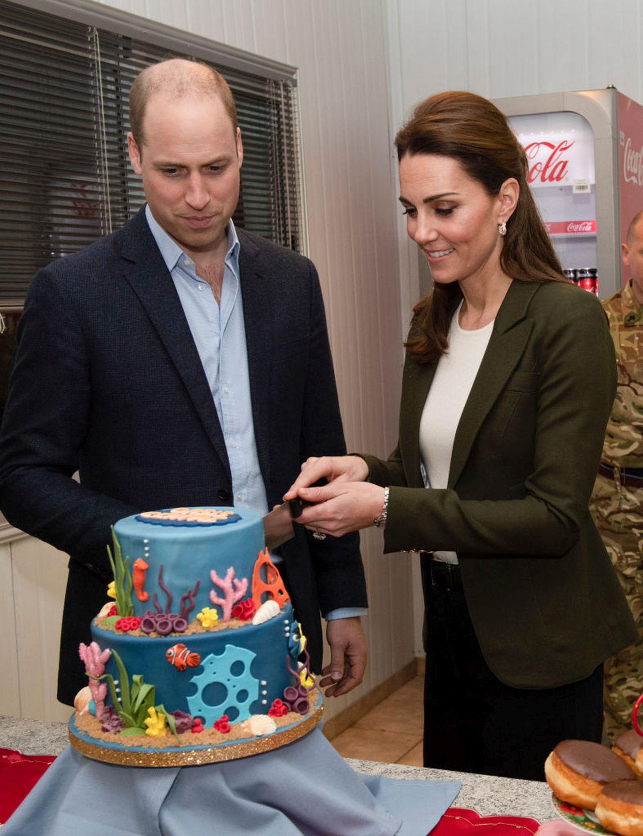 <p><strong>Тя пече торти за рождените дни на децата си</strong></p>

<p>Кейт казва, че прави тортите за рождените ден на трите си деца &ndash; принц Джордж, 9, принцеса Шарлот, 7, и принц Луис, 4. Кралската майка сподели специалната традиция, докато участва в <em>A Berry Royal Christmas </em>през 2019 г. <strong>&bdquo;Обичам да правя тортата. Превърна се в традиция да стоя будна до полунощ с невероятни количества смес за торта и глазура и правя твърде много&ldquo;</strong>, каза Кейт,<strong> &bdquo;Но на мен ми е приятно!&ldquo;</strong></p>