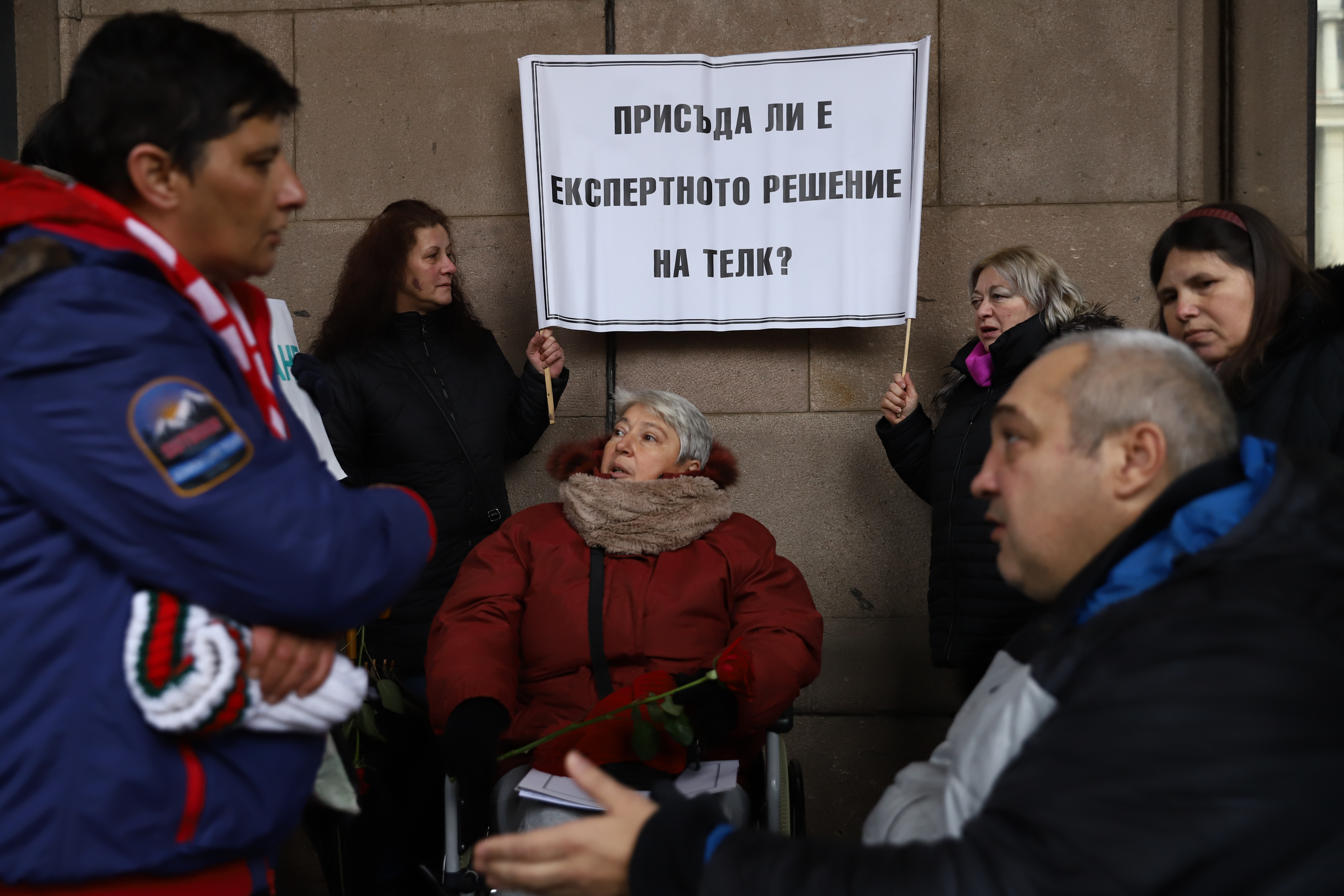 <p>Хора с увреждания излязоха на протест пред Министерския съвет (МС). Те настояват в дневния ред на правителственото заседание тази седмица да бъде Наредбата за медицинската експертиза (НМЕ). Целта е да се гарантират по-кратки срокове за издаване на решение на ТЕЛК, а придружаващите заболявания също да се вземат предвид към основното.</p>