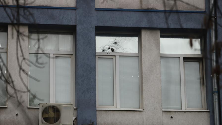 Мъж стреля по сградата на Трето РПУ в София