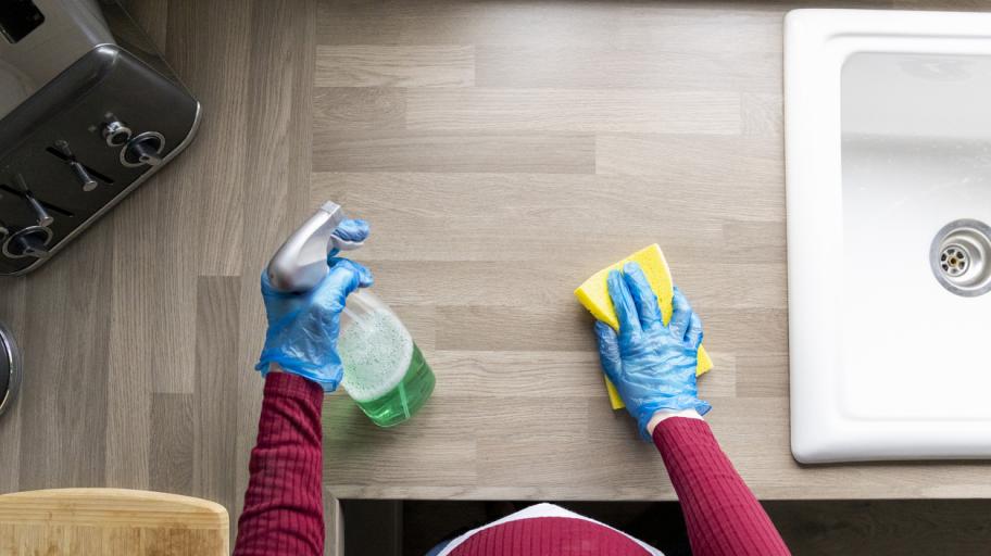Рецепти за домашни безопасни препарати за почистване на под, прозорци и мебели