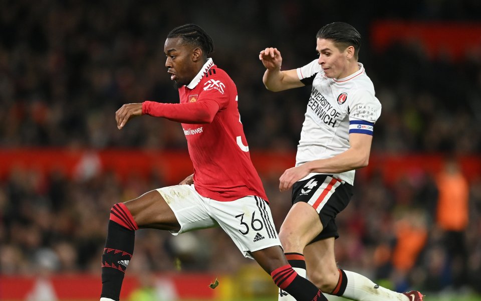 Отборите на Манчестър Юнайтед и Чарлтън играят при резултат 1:0