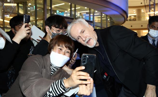  Джеймс Камерън се снима с фенове 