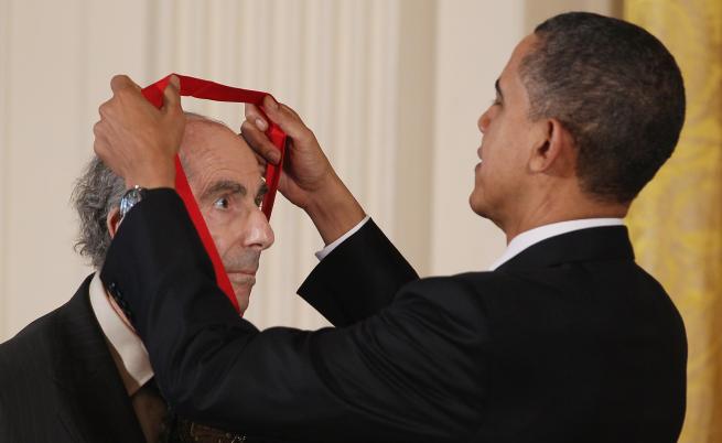 2010 г. Президентът Барак Обама награждава Филип Рот за приносът му към американската литература