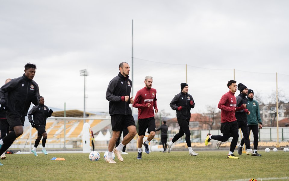 Ботев продължава да тренира ежедневно на Футболен комплекс Ботев 1912.