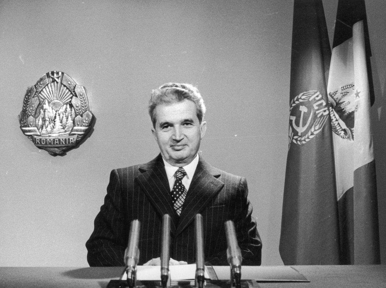 <p><strong>Николае Чаушеску: да държи костюмите си заключени и на сигурно място</strong><br />
Румънският диктатор беше обсебен от това,че някой да се опитва да го убие. По-конкретно, че някой ще се опита да го убие, като отрови дрехите му! И така, какво направи Чаушеску, за да го предотврати? Е, той имаше запас от костюми в заключено хранилище и стигна дотам, че нае инженер, който да сканира дрехите му за всякакви опасности. Николае Чаушеску носеше различен костюм всеки ден, който след това биваше изгарян. Знаете за всеки случай!</p>