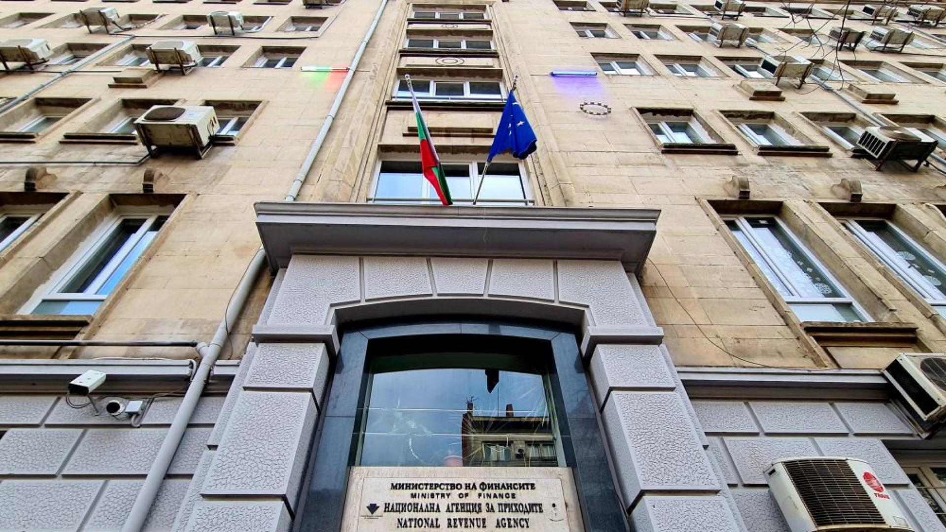 Вполунощ на 30 юни понеделник  изтича крайният срок на фирмите и