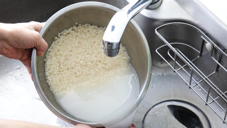 Как да си приготвим оризова вода за дълга и здрава коса