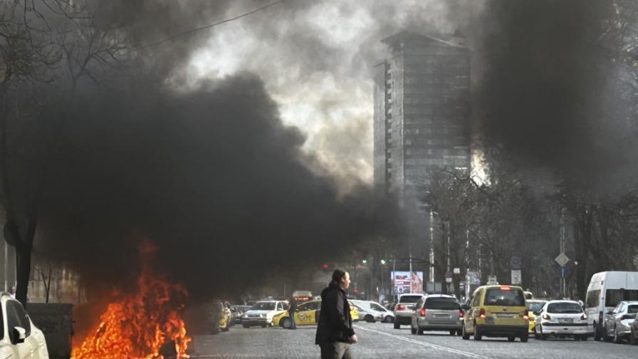 Кола избухна в пламъци пред сградата на БАБХ в София