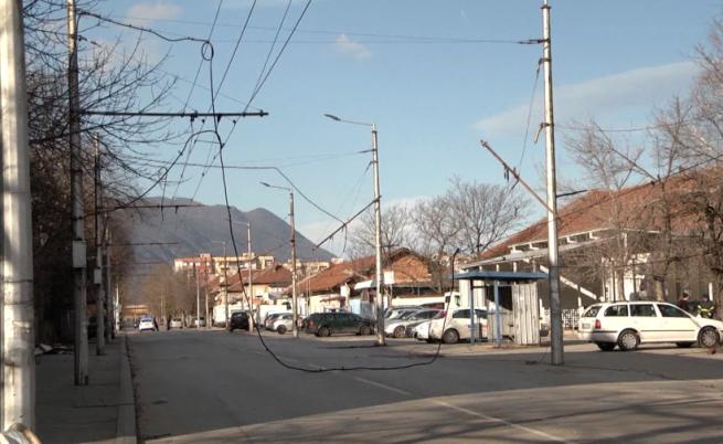 Стълб едва не смаза къща във Врачанско (ВИДЕО)