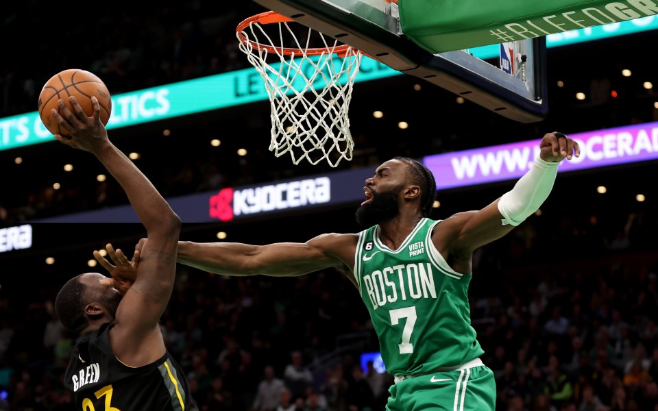 Джейсън Тейтъм реализира 34 точки и овладя 19 борби за