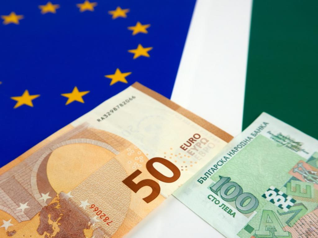 Остава по-малко от година в България да бъде въведено еврото.