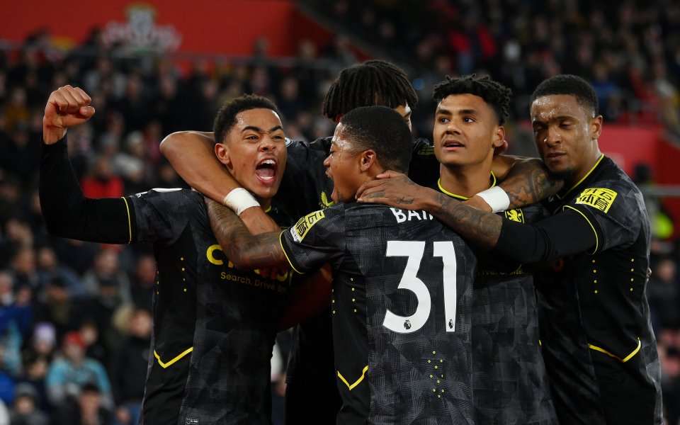 Астън Вила официално обяви трансфера на нападателя Джон Дюран. Колумбиецът