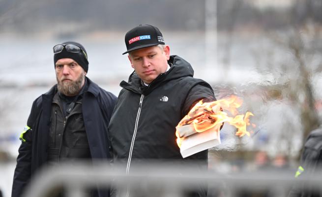 Крайнодесен политик изгори екземпляр от Корана пред турското посолство в Стокхолм