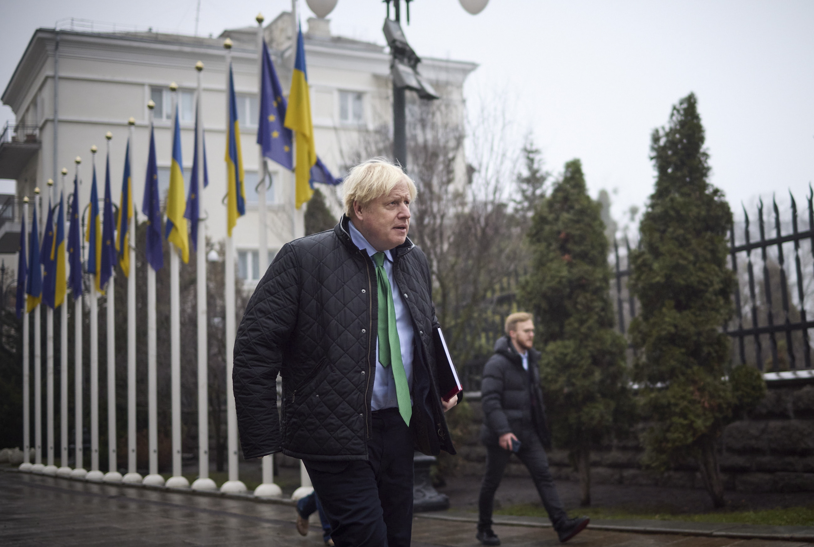 <p>Бившият британски премиер Борис Джонсън днес изненадващо посети Киев, срещна се с президента Володимир Зеленски и обеща, че Великобритания &quot;ще подкрепя Украйна толкова дълго, колкото е необходимо&quot;.</p>
