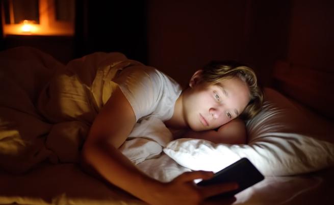Недоспиването при тийнейджърите повишава риска от множествена склероза